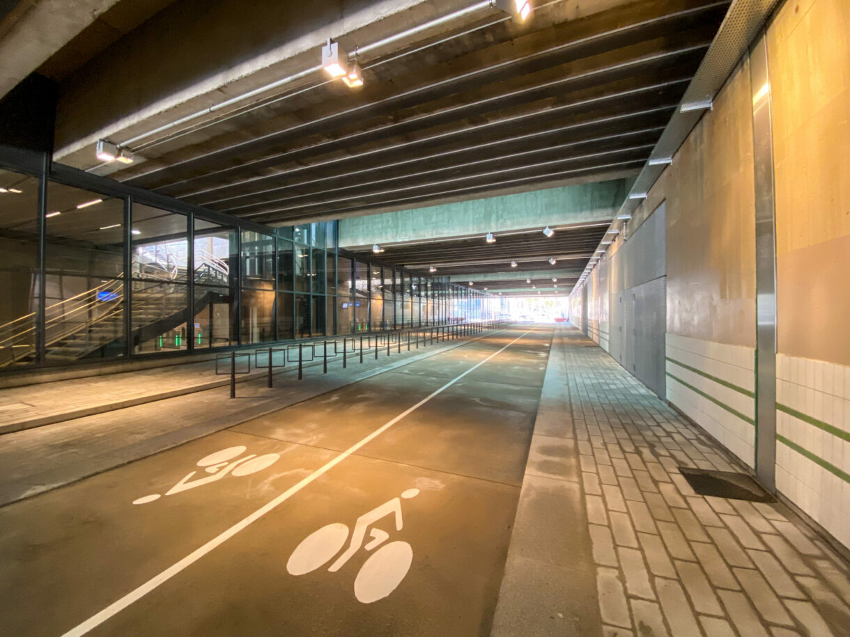 Le passage Pompidou avec une large piste cyclable bidirectionnelle et de larges trottoirs